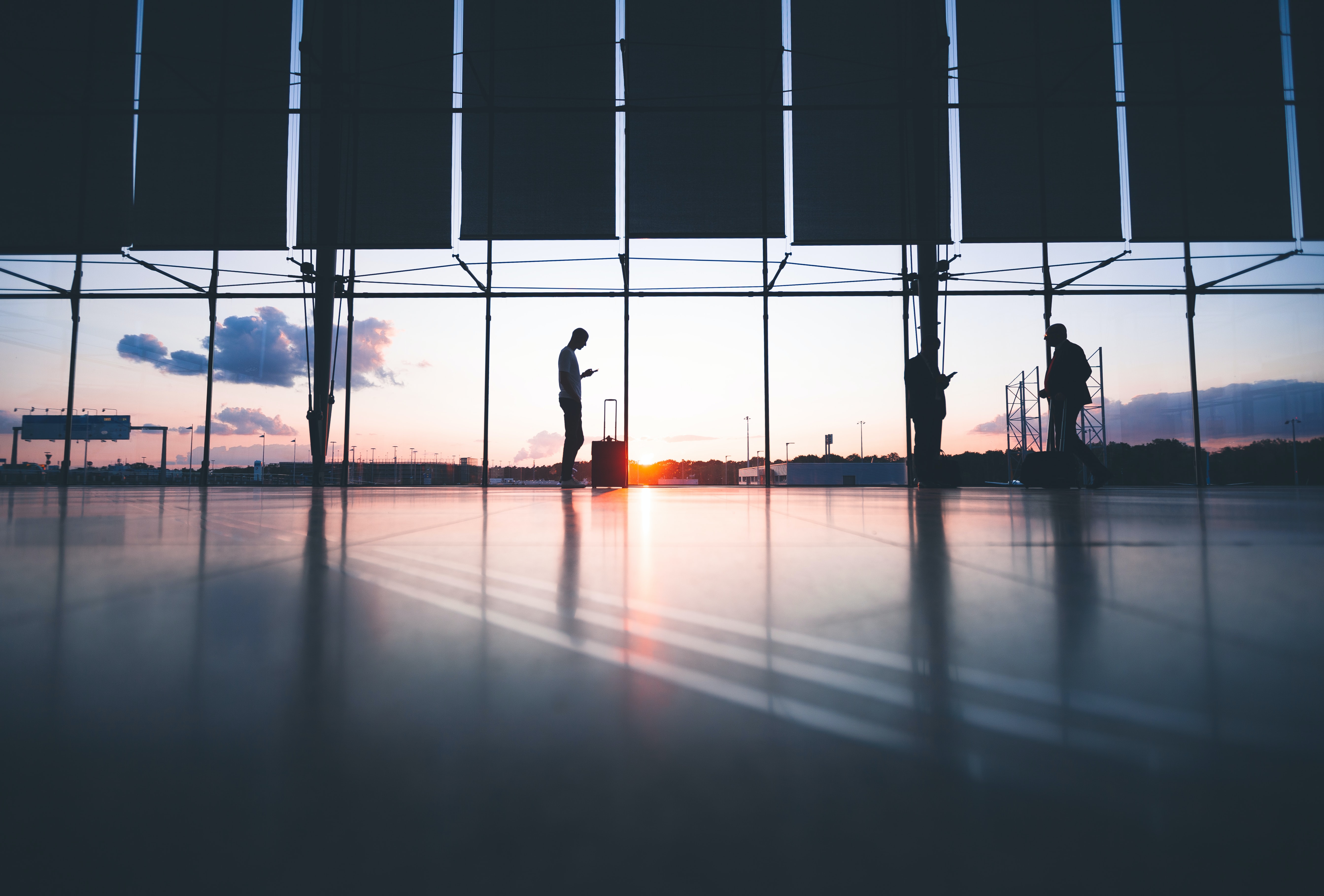 aeroporto vetrata con persone.jpg