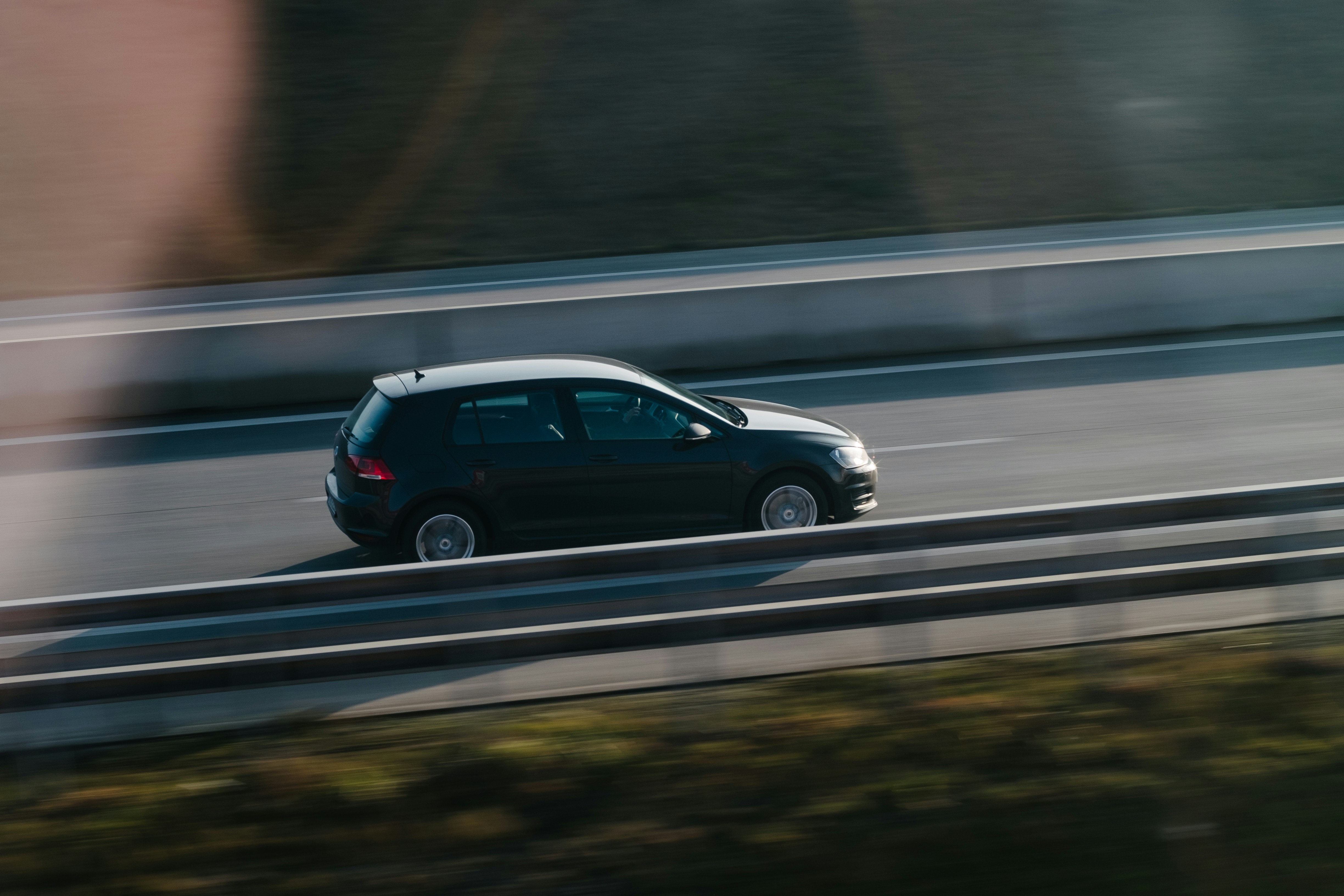 auto nera su strada.jpg