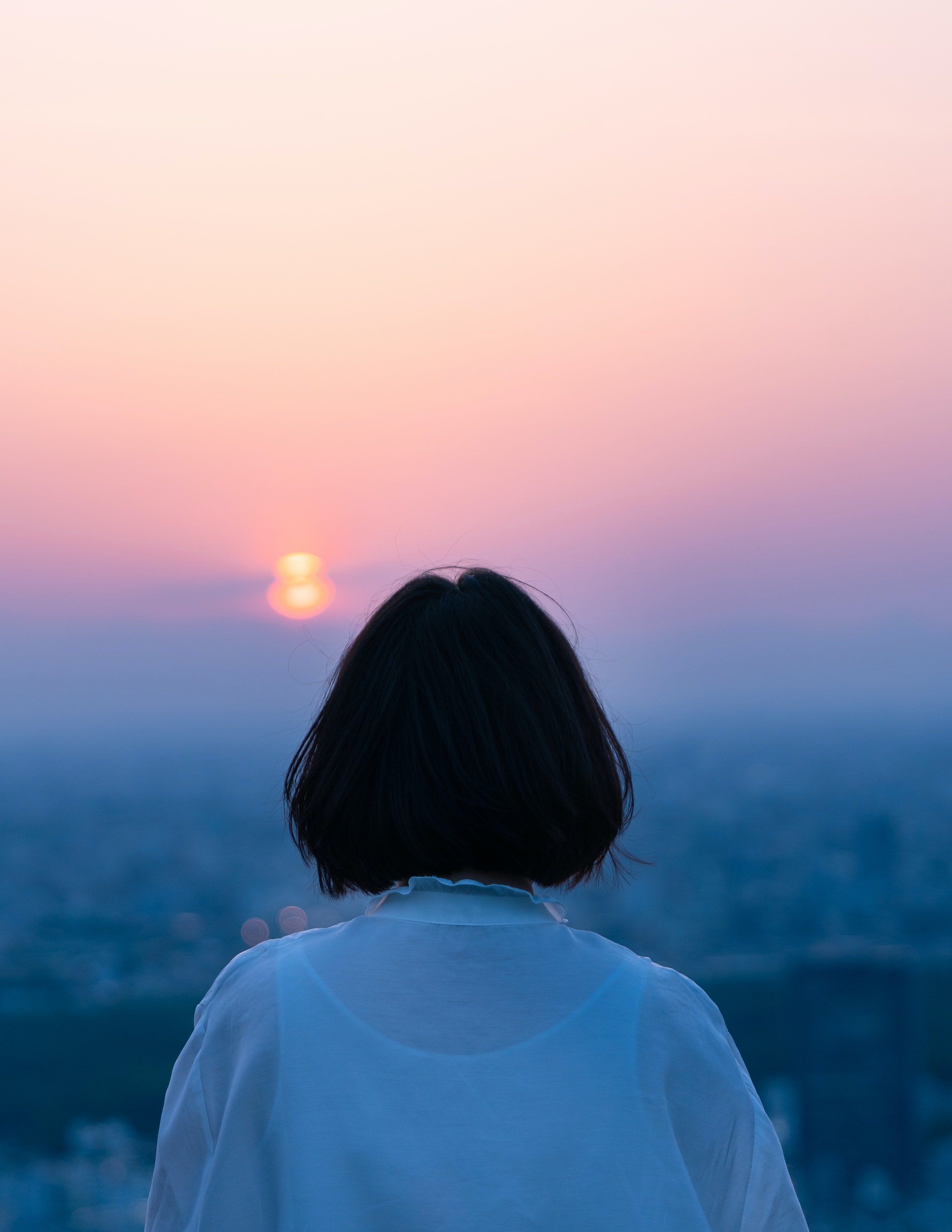 donna mora di spalle tramonto.jpg