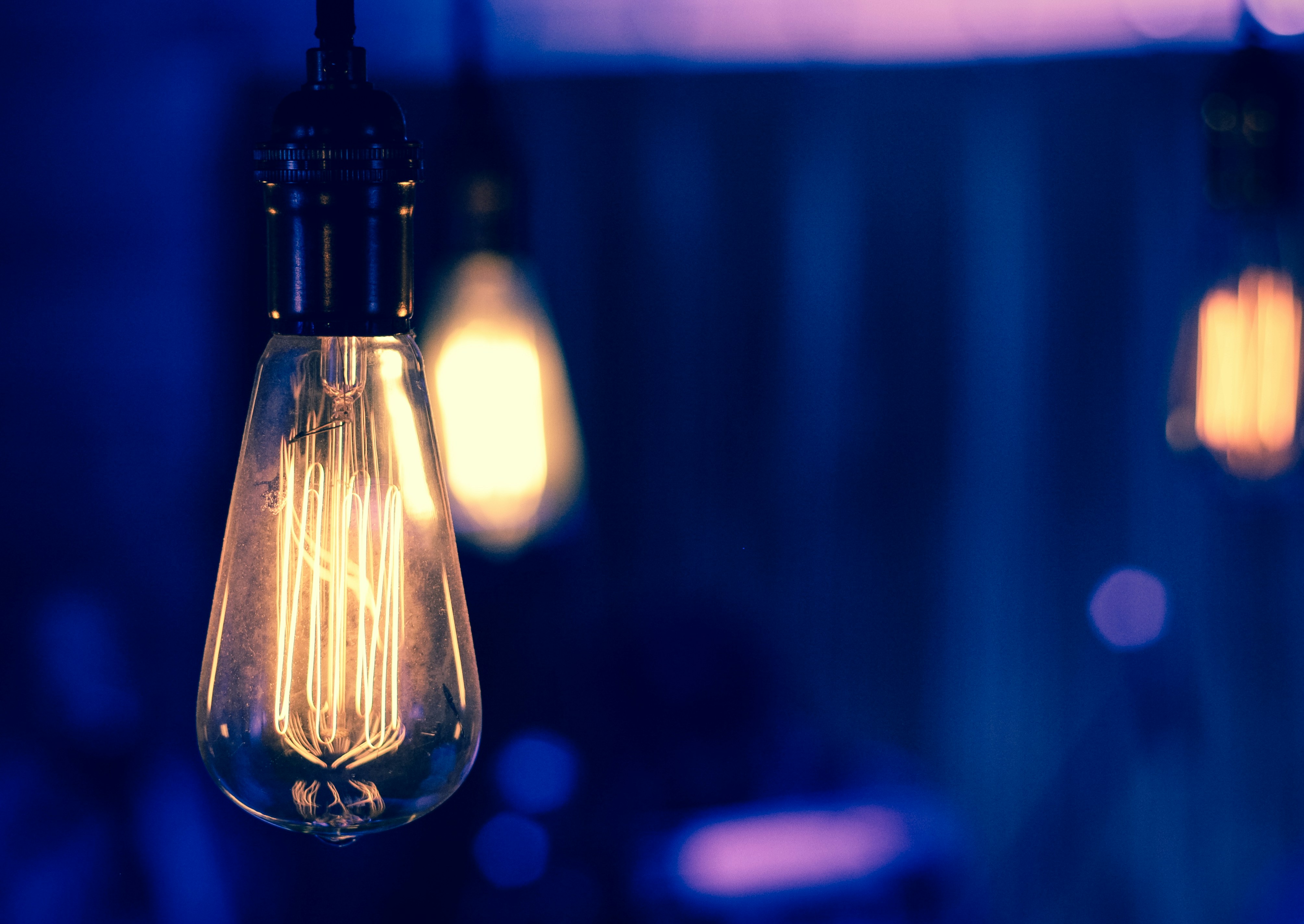 lampadina lunga con sfondo bluh.jpg
