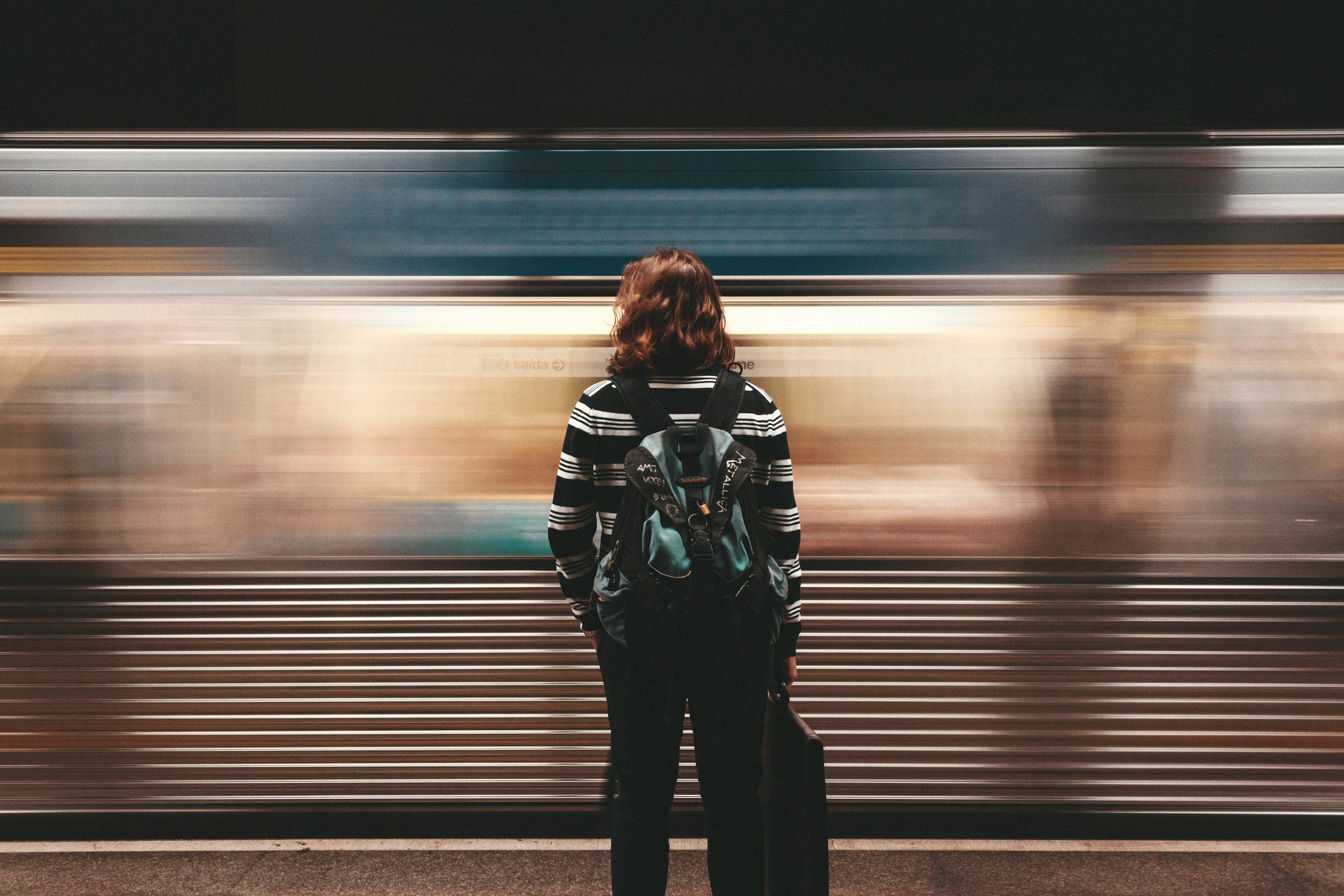 donna spalle zaino metro.jpg