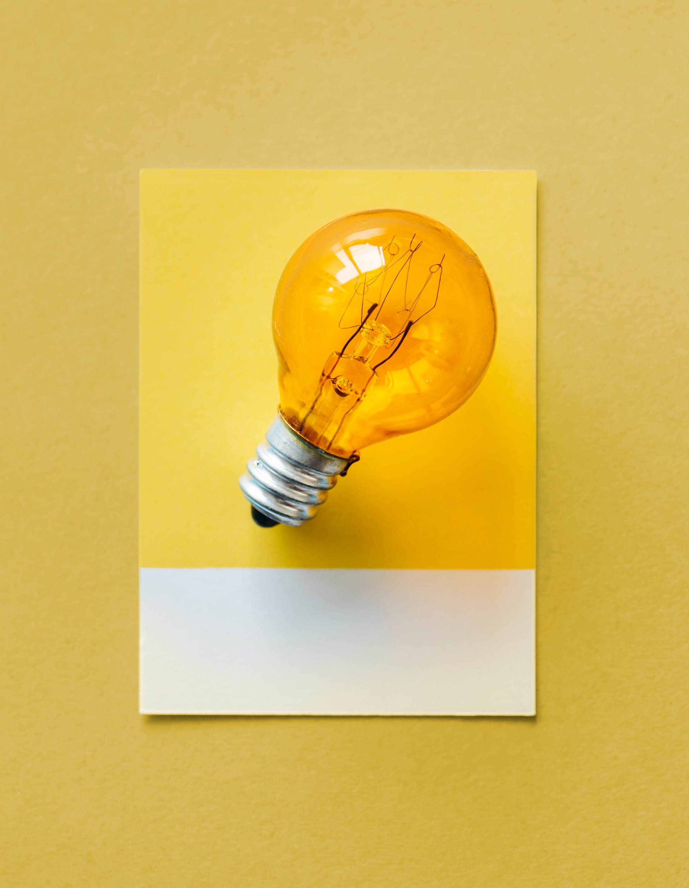 lampadina_sfondo_giallo.jpg