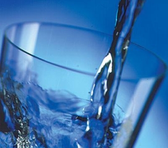 Acqua: dal 2016 al 2024 la tariffa per una famiglia media cresce del +40%.  Una famiglia di 3 persone che consuma 150 metri cubi spende mediamente 354,01 euro annui.