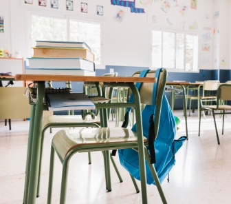 Scuola: piuttosto che investire sul futuro degli studenti il Governo preferisce rispolverare programmi scolastici anacronistici e dannosi.