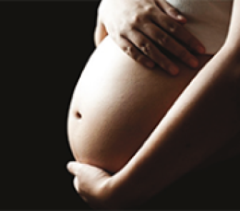 Maternità: la “gestazione per altri” diventa reato universale.