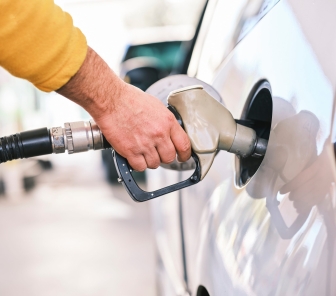 Carburanti: al via il riallineamento delle accise di benzina e gasolio. A regime, -84,00 euro annui per chi ha un’auto a benzina e +67,00 per chi ne ha una a gasolio.