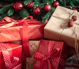 Natale 2023: alimentazione e abbigliamento i settori più gettonati per i regali di Natale 2023.