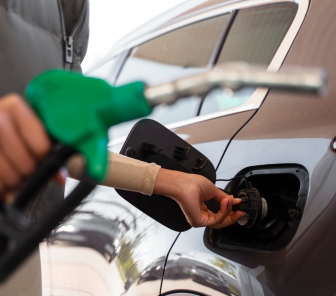Benzina: prosegue la corsa al rialzo dei carburanti, che si somma a quella delle bollette.